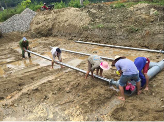 Quá trình lắp đặt ống lọc tại công trình thử nghiệm ở Lào Cai. Ảnh: NVCC